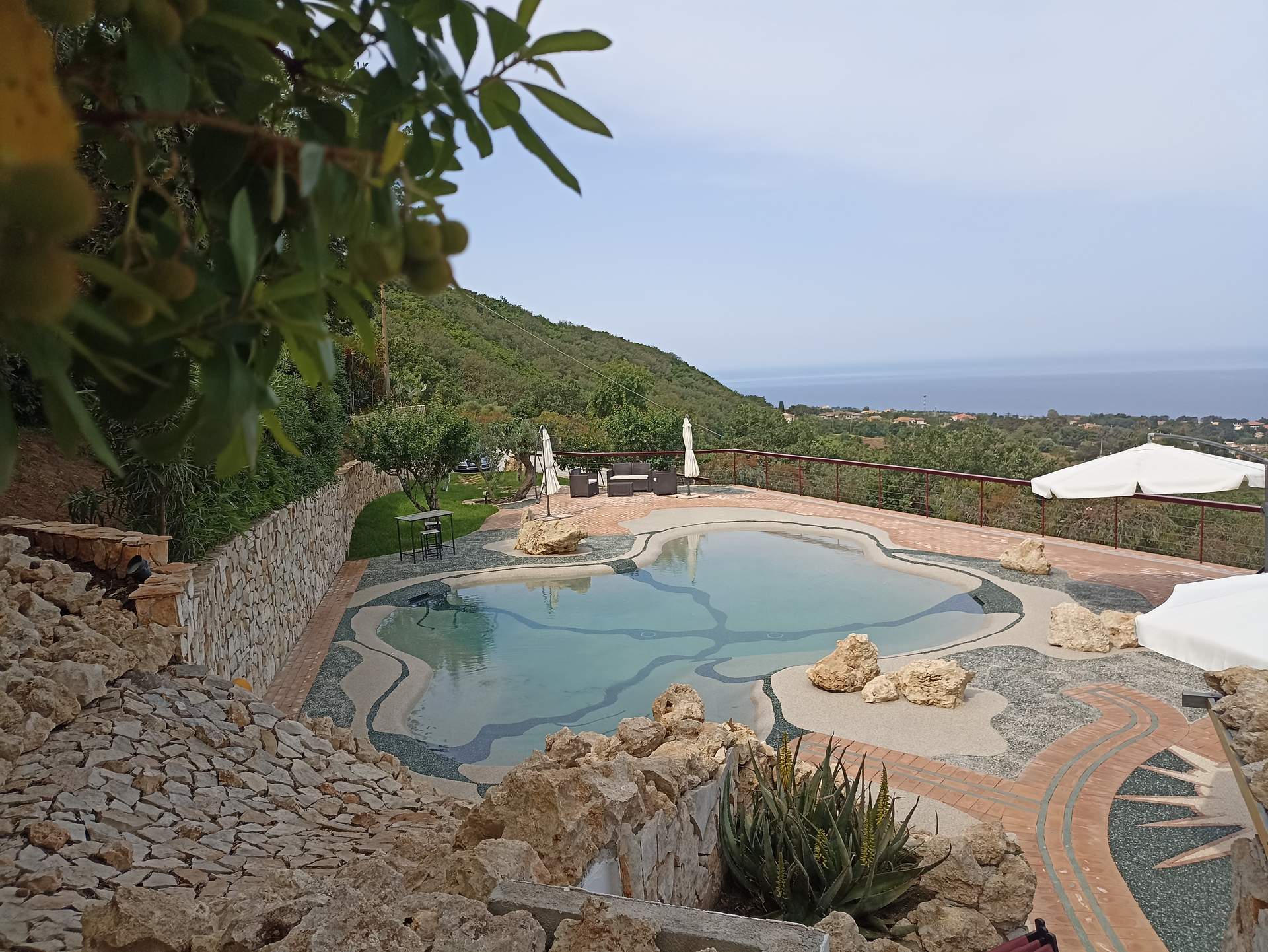 Piscina panoramica al tramonto